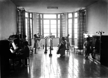 Villa Rosa Maltoni Mussolini: kvinnliga studenter under en musiklektion (s/v foto)
