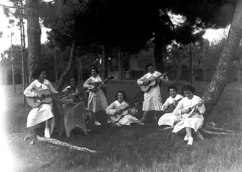Villa Rosa Maltoni Mussolini: kvinnliga studenter under en musiklektion, utomhus (s/v foto)