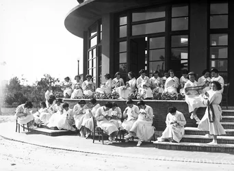 Villa Rosa Maltoni Mussolini: kvinnliga studenter under en sylektion, utomhus (s/v foto)