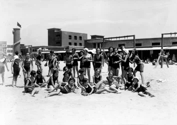 Villa Rosa Maltoni Mussolini: kvinnliga sommarlägerstudenter, under rekreation, på stranden (s/v foto)