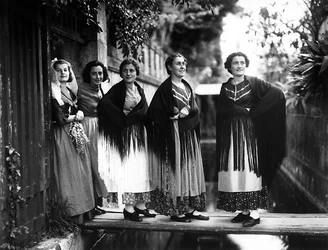 Villa Rosa Maltoni Mussolini: grupp tonåringar som bär traditionella venetianska dräkter (s/v foto)