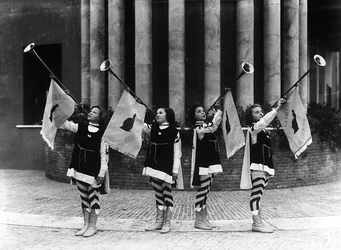 Villa Rosa Maltoni Mussolini: grupp unga flickor utklädda till page boys (s/v foto)