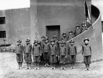 Villa Rosa Maltoni Mussolini: porträtt av barn som bär friuliska militäruniformer (s/v foto)