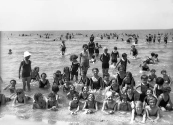 Villa Rosa Maltoni Mussolini: sommarlägerstudenter, poserar under ett dopp (s/v foto)