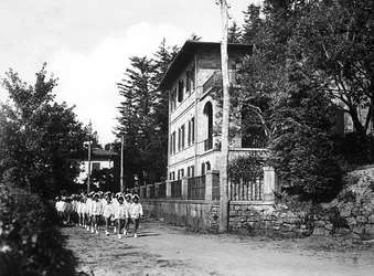 Villa Rosa Maltoni Mussolini: unga kvinnliga studenter på promenad (s/v foto)