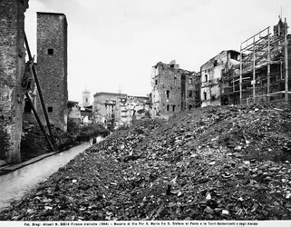 Andra världskriget: Vy över spillrorna på Via Por Santa Maria mellan Santo Stefano al Ponte och Baldovinetti- och Amidei-tornen i Florens, efter bombningen. Detta fotografi ingick tidigare i Brogis samling, men tillhör nu Alinari C.
