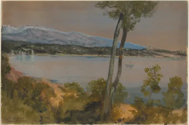 Berg som skymtar bortom en sjö