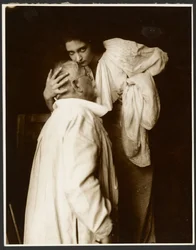 [Alphonse Mucha i kostym med dottern Jaroslava som modell för affischen, "De Forest Phonofilm" den första "talfilmen" som visades på Bio Adria (Prag), Zbiroh, Böhmen]