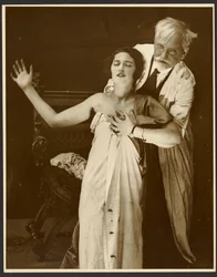[Alphonse Mucha i kostym med dottern Jaroslava som modell för affischen, "De Forest Phonofilm" den första "talfilmen" som visades på Bio Adria (Prag), Zbiroh, Böhmen]