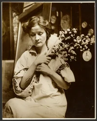 [Kvinnlig modell som håller blommor]