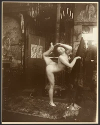 [Naken kvinnlig modell som ballerina, Paris]