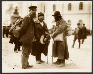 [Fotografier från studieresan till Ryssland som användes för målningen "The Abolition of Serfdom in Russia" (1914), från "Epic of the Slavs Cycle, Moscow"]