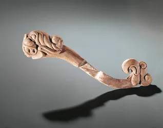 Kindstycke dekorerad med huvuden, Altai nomad, 400- 300-talet f.Kr. (trä)