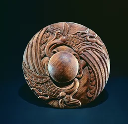 Rundel dekorerad med två gripar, Altai nomadiskt (trä)