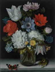 Holländska: Blommor i en glasflaska på en marmorkant, flankerad av en röd amiralfjäril och en ödla Ett stilleben med blommor i en glasflaska på en marmorkant, flankerad av en röd amiralfjäril och en ödla