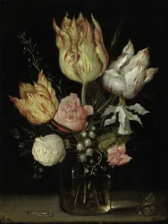 Stilleben med blommor i en glasvas och en larv och en fjäril