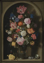 Bukett av blommor i en stennisch