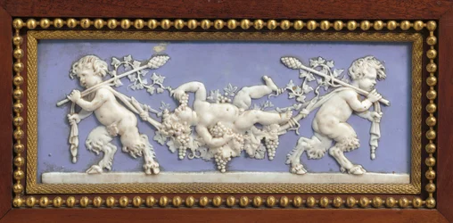 Panel från en Napoleon III-konsol, på Jacobs sätt, av Maison Millet, Paris, ca 1865 (ormolu-monterade jaspisgods, mahogny och intarsia) (detalj från 362841)
