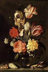 Blandade blommor på en avsats med snäckor och en fluga