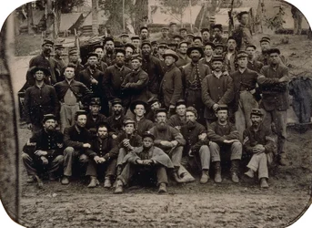 Ett helt sällskap av blårockar i vinterkvarter, ca 1861-1865