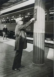 En konduktör som signalerar den förestående avgången av "Royal Blue"-tåget i Washington D.C. 1910 (s/v foto)