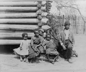 Afroamerikansk man med barn nära Thomasville, Georgia