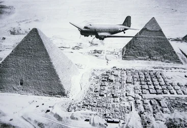 C-47 flyger över Egyptens pyramider