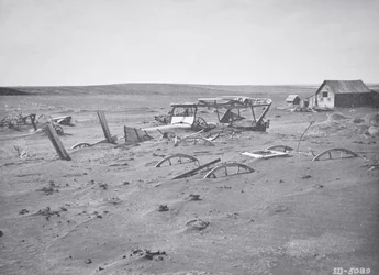 Bil- och jordbruksmaskiner begravda av damm och sand, Dallas, South Dakota