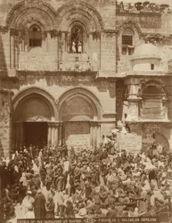 Heliga gravens kyrka, Jerusalem, med gården full av pilgrimer samlade till påsk, 1898-1911