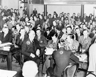 Domstol i New Jersey öppnar för rättegången mot Bruno Richard Hauptmann (längst till höger) för kidnappningen och döden av Charles Lindberghs barn, 1935