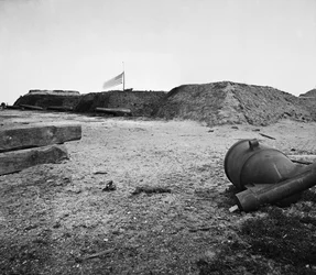 Kasserade konfedererade murbruk vid övergivna Fort Johnson, Charleston Harbor, South Carolina