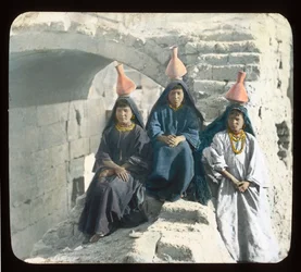 Egypten - arabiska flickor med vattenbärare (lanternrutschbana)