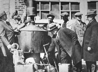 Federala amerikanska agenter upptäcker en illegal alkohol fortfarande under det amerikanska förbudet (1920-33) (s/v foto)