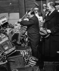 Fiorello La Guardia (1882-1947) krossade konfiskerade spelautomater