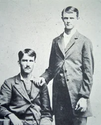 Frank (1843-1915) och Jesse James (1847-82) ca 1870 (s/v foto)
