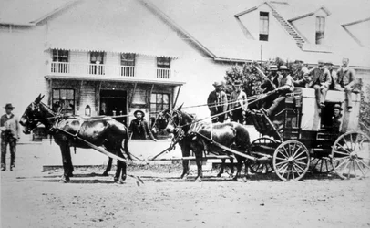 Fullastad diligens från Gamla Västern, ca 1885 (s/v fotografi)