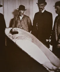Jesse James i sin kista efter att ha blivit ihjälskjuten 1882 (s/v foto)