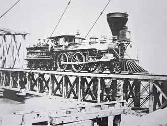 Lokomotiv från US Military Railroads (unionsarmén) som korsar bockbron över Potomac River (s/v foto)