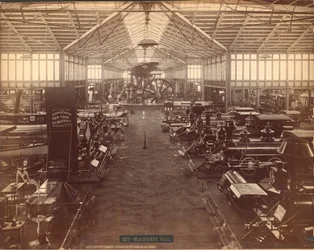 Maskinhallen sedd från den norra änden, internationella hundraårsutställningen i Philadelphia, 1876