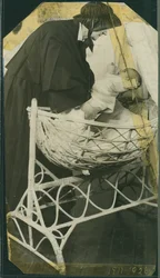 New York Foundling Hospital - Syster Anna Michella med barn och vagga