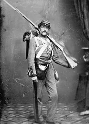 New York State Militiaman med slaggevär-musköt (s/v foto)