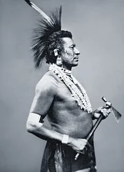 Osage Tribe Warrior med tomahawkpipa, ca 1875 (s/v foto)