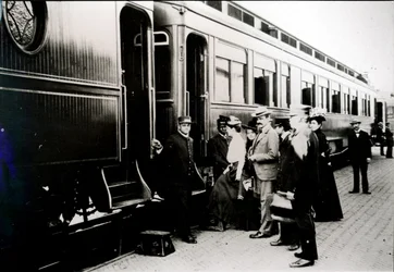 Passagerare som går ombord på en förstaklassig Pullman-bil från Chicago, Burlington & Quincy Railroad 1910 (s/v foto)
