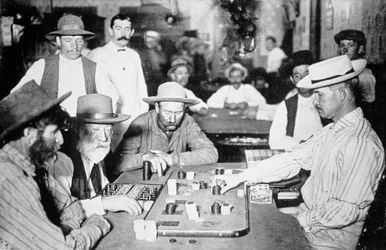 Spelar Faro i en saloon i Morenci, Arizona Territory