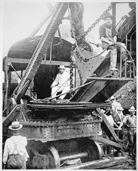 President Theodore Roosevelt i en gigantisk ångskyffel vid Culebra Cut under grävningen av Panamakanalen, november 1906 (s/v foto)