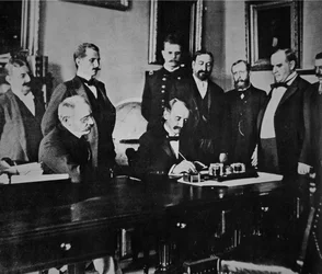 President William Mckinley (1843-1901) bevittnar undertecknandet av fredsprotokollet som avslutade kriget med Spanien