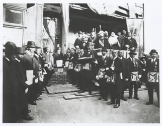 Schomburg bland frimurare och Odd Fellows vid grundstensläggningen för Ionic Temple