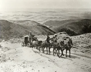 Diligens som korsar San Marcos Pass, Kalifornien
