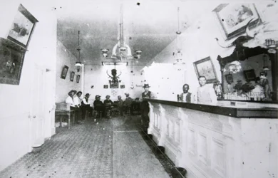 The Long Branch Saloon, Dodge City, Kansas, ca 1880 (s/v foto)