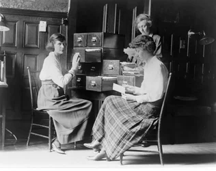 Tre kvinnor arbetar på kartoteket i huvudkontoret för National Womans Party, Washington D.C., pub. c.1920